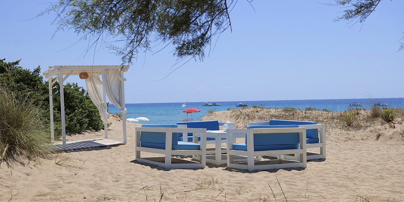 vista spiaggia e ombrelloni di posto 9 beach club campomarino taranto