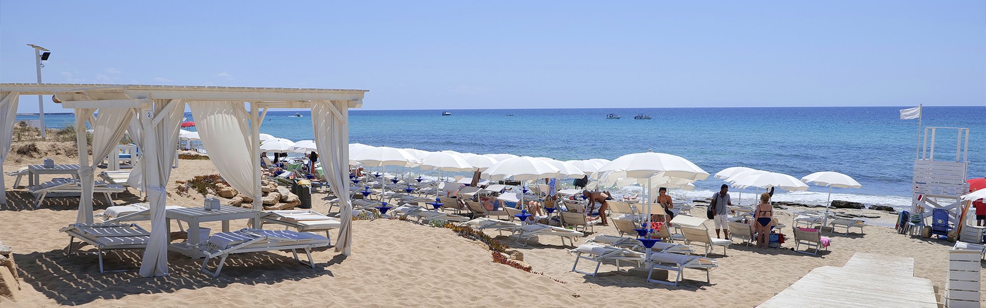 vista spiaggia, gazebo e ombrelloni di posto 9 beach club campomarino taranto