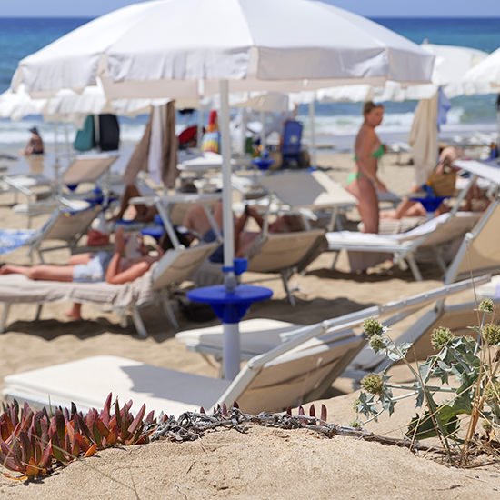 vista spiaggia e ombrelloni di posto 9 beach club campomarino taranto